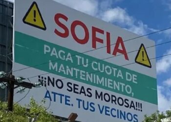 Vecinos exhiben a mujer por no pagar mantenimiento