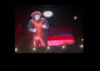 Bunbury confronta a fan por grabar con celular durante concierto en Querétaro