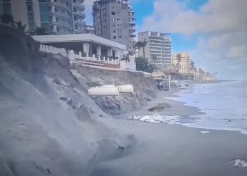 Oleaje arrasa con restaurantes y playa en Acapulco