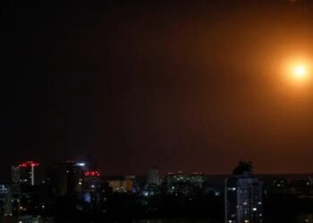 Irán responde con misiles a bombardeos de EU