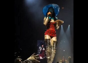 Katy Perry genera polémica por rechazar regalo de fan en concierto en Australia