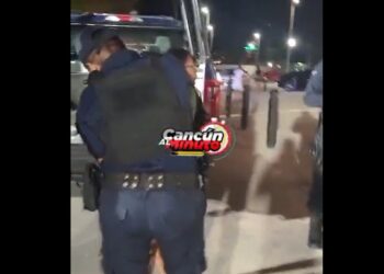 Robo de pantalla en Cancún termina con mujer detenida y cómplice prófugo