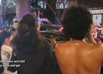 Agreden a streamer durante protesta contra redadas migratorias en Texas