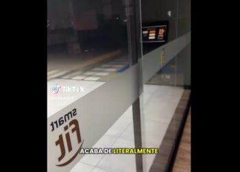 Joven queda atrapada en gimnasio cerrado y nadie acude a ayudarla