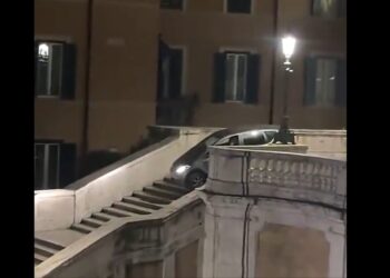 Conductor de 81 años sube escalinata de la Plaza de España en su Mercedes