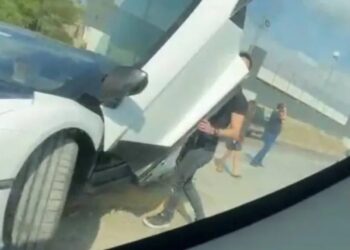 Lamborghini híbrido de lujo termina sobre camellón en Allende