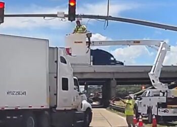 Impactante accidente en Louisiana: tráiler embiste grúa con trabajador a bordo
