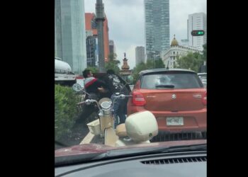 Agentes sin uniforme intervienen en pelea vial en Reforma; SSC explica el motivo