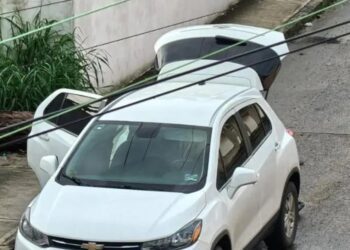 Macabro hallazgo en Cerro Azul: abandonan restos humanos en vehículo con mensaje criminal