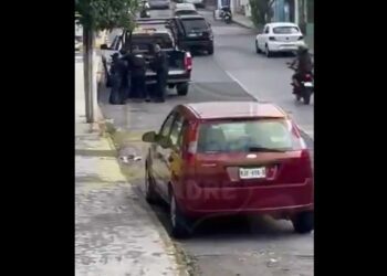 Polémica en Córdoba: policías someten a joven que pedía ayuda económica