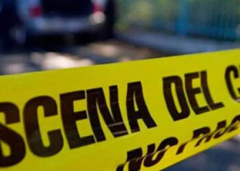 Hallan dos cuerpos colgados en puente de Ciudad Juárez; dejan mensajes del crimen organizado