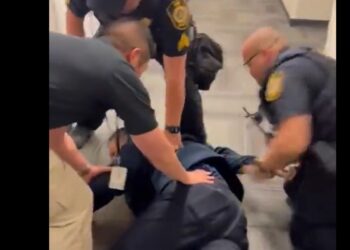 Senador Padilla es reducido por el FBI al cuestionar a Noem: “Me tiraron al suelo como a un criminal”