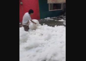 Vecinos niegan haber jugado con la espuma tóxica en Naucalpan: “Fue por proteger nuestras casas”