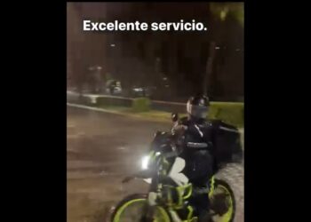 Repartidor bajo la lluvia conquista redes con su buen humor