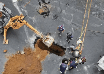 Colapsa el pavimento en Iztacalco por socavón de tres metros