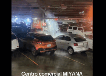Autos se inundan en estacionamiento de Miyana Polanco tras fuerte lluvia en CDMX
