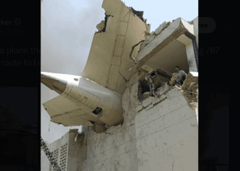 Avión de Air India se desploma sobre zona habitada tras despegar en Ahmedabad