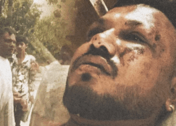 Pasajero sobrevive a desplome de avión en India y sale caminando