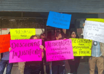 Peritos de CDMX protestan por insumos y pagos