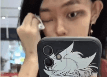 Reconocimiento facial falla por maquillaje y obliga a pasajera a desmaquillarse