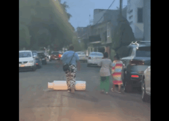 Mujer transporta tanque de gas a patadas y expone a dos menores en CDMX