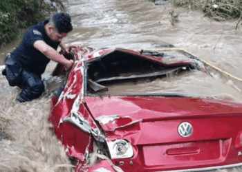 Buscan a conductor de auto arrastrado por la corriente
