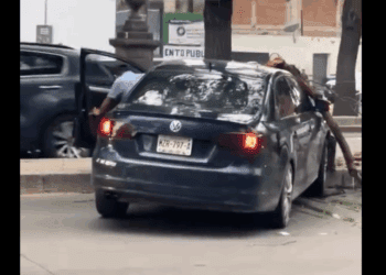 Conductor ebrio abandona su coche tras accidente en Reforma