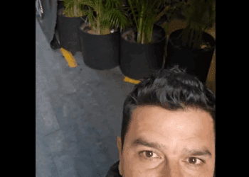 Usuario en silla de ruedas denuncia a restaurante que obstaculiza banqueta en la Condesa