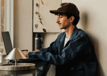 La mentira ya no grita, te susurra desde tu pantalla: Tecnopolítica, manipulación y el poder de saber dudar