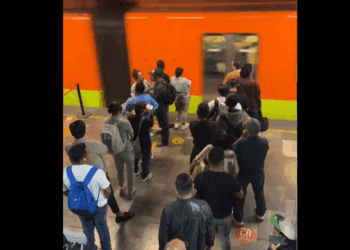 Filas ordenadas en el Metro sorprenden en redes