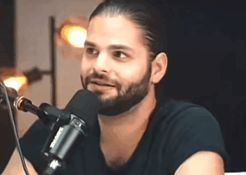 Farid Dieck defiende a Jessica Fernández en premiación por su podcast