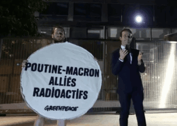 Activistas de Greenpeace usan figura de Macron para protestar por vínculos con Rusia