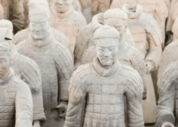 Turista cae en foso del Ejército de Terracota y destruye esculturas milenarias en China