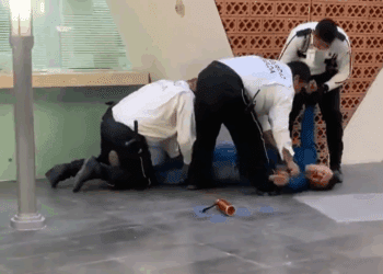 Difunden agresión a adulto mayor en clínica del IMSS de Colima; caso genera indignación en redes sociales