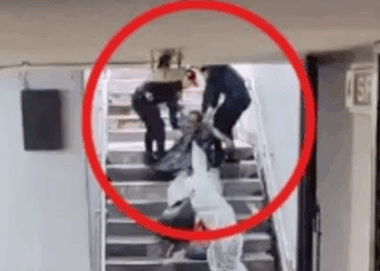 Policías desalojan a indigente en Metro CDMX y generan controversia