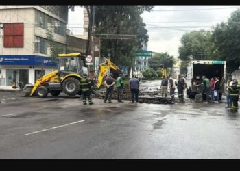 Fuga en ducto principal deja sin agua a colonias de la Benito Juárez