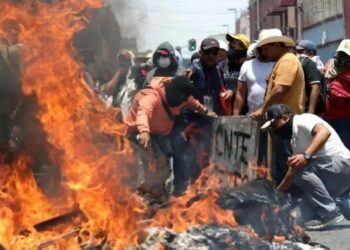 Sheinbaum reprueba quema de oficinas del SNTE y advierte a maestros de la CNTE