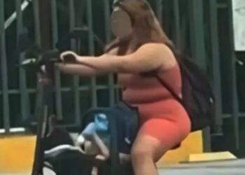 Critican a mujer por transportar a bebé en scooter y por circular en avenidas de alto riesgo