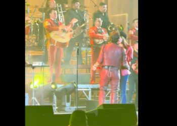 Ángela Aguilar y Christian Nodal generan polémica por gesto inesperado en concierto