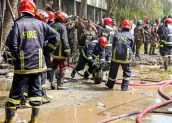 Avión militar se estrella contra escuela en Daca; hay al menos 16 muertos