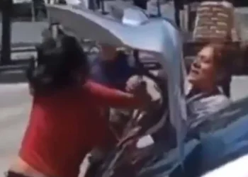 Empleadas se pelean a golpes afuera del Semefo en Puebla