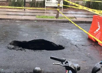 Socavón en la calle Colima de la Roma Norte