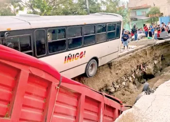 Socavón se traga autos en Guadalajara; tres personas resultan heridas