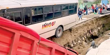 Socavón se traga autos en Guadalajara; tres personas resultan heridas