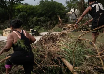 Texanos buscan a decenas de niñas tras inundaciones