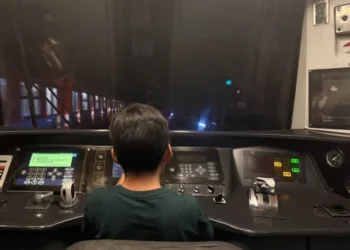 Niño celebra su cumpleaños en la cabina del Metro