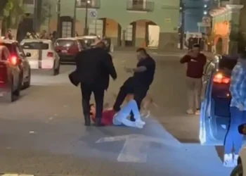 Cadeneros de antro en Tlaxcala golpean a joven