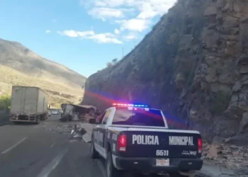 Trailero se salva de morir aplastado