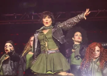 Alejandra Guzmán besar a su padre en la boca