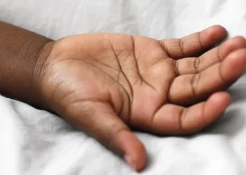 Liberan a dos niñas obligadas a pedir limosna